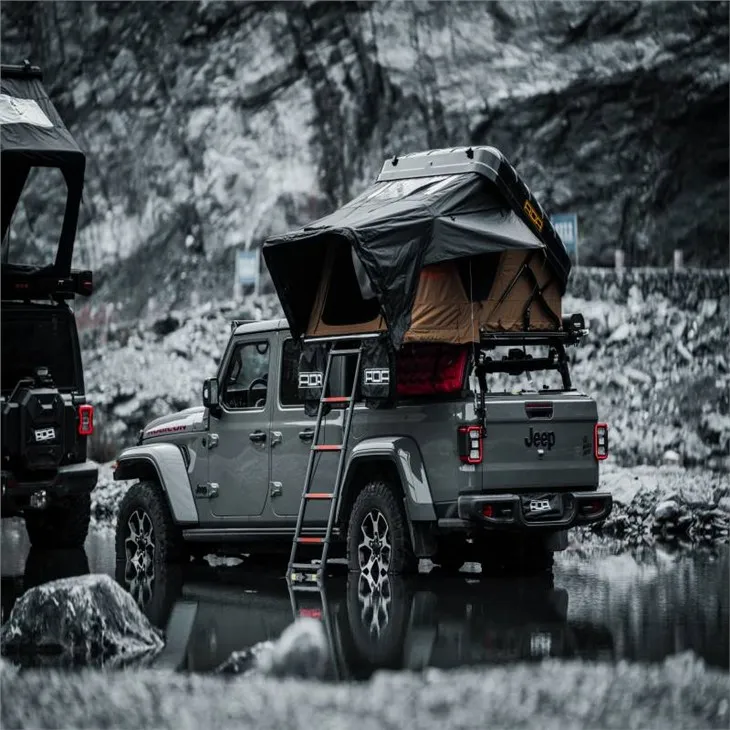 Strešný stan z pevnej škrupiny pre 4 osoby