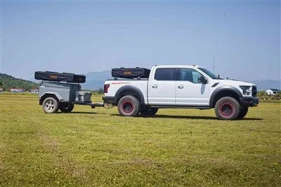 Pevná škrupina stanu na strechu auta