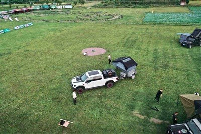 Prívesný stan s pevnou strechou